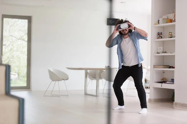 Homme utilisant des lunettes VR-casque de réalité virtuelle — Photo