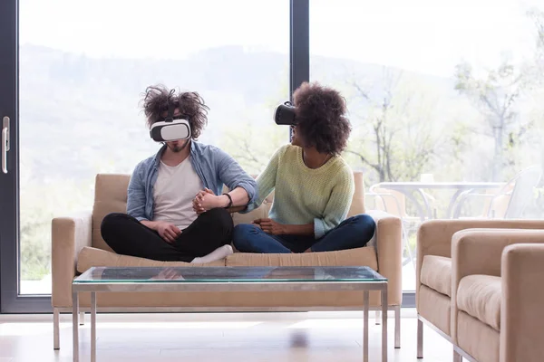 Couple multiethnique utilisant un casque de réalité virtuelle — Photo