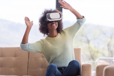 siyah kadın VR kulaklık gözlükle sanal gerçeklik