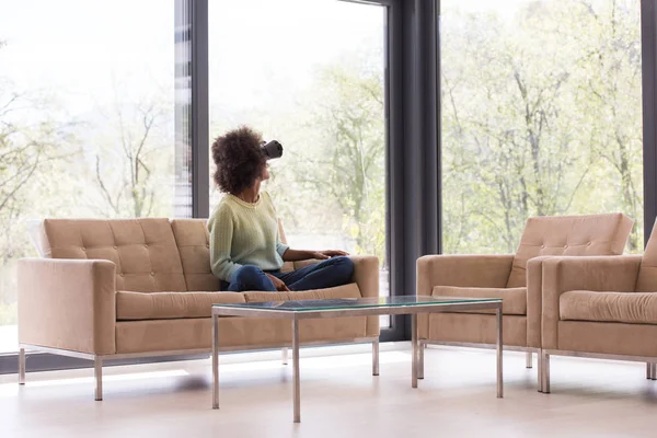 siyah kadın VR kulaklık gözlükle sanal gerçeklik