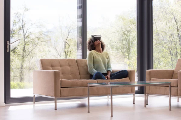 siyah kadın VR kulaklık gözlükle sanal gerçeklik