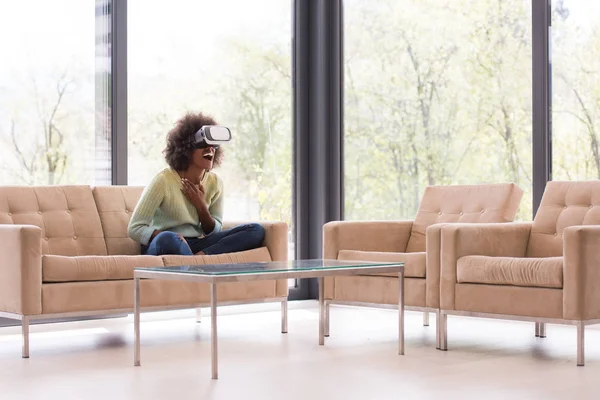 Svart kvinna använder Vr headset glasögon av virtuell verklighet — Stockfoto