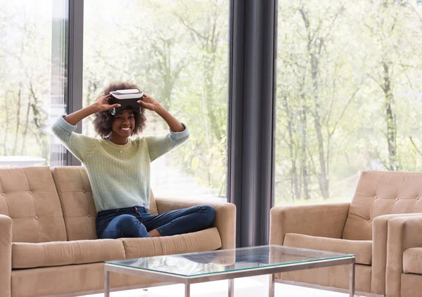 Zwarte vrouw met behulp van Vr headset bril van virtual reality — Stockfoto