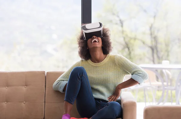 Mulher negra usando óculos VR de realidade virtual Imagens De Bancos De Imagens