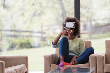 siyah kadın VR kulaklık gözlükle sanal gerçeklik
