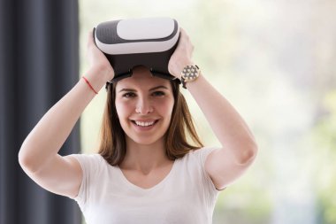 sanal gerçeklik VR-kulaklık gözlük kullanan kadın