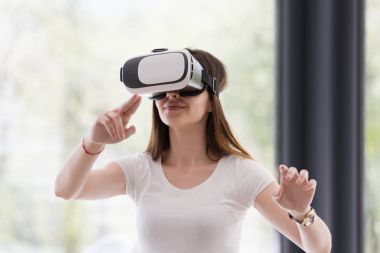 sanal gerçeklik VR-kulaklık gözlük kullanan kadın