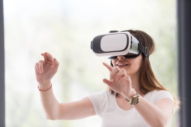 sanal gerçeklik VR-kulaklık gözlük kullanan kadın