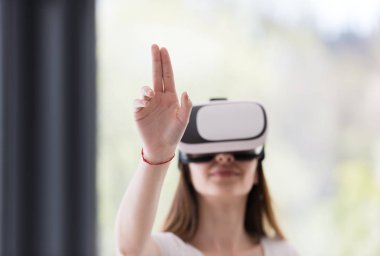 sanal gerçeklik VR-kulaklık gözlük kullanan kadın