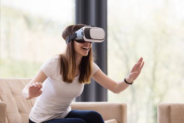 sanal gerçeklik VR-kulaklık gözlük kullanan kadın