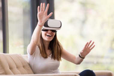 sanal gerçeklik VR-kulaklık gözlük kullanan kadın