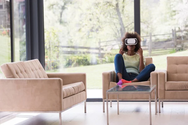 siyah kadın VR kulaklık gözlükle sanal gerçeklik