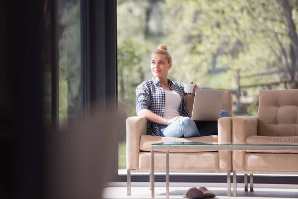 Woman drinking coffee enjoying relaxing lifestyle — Stock Photo, Image