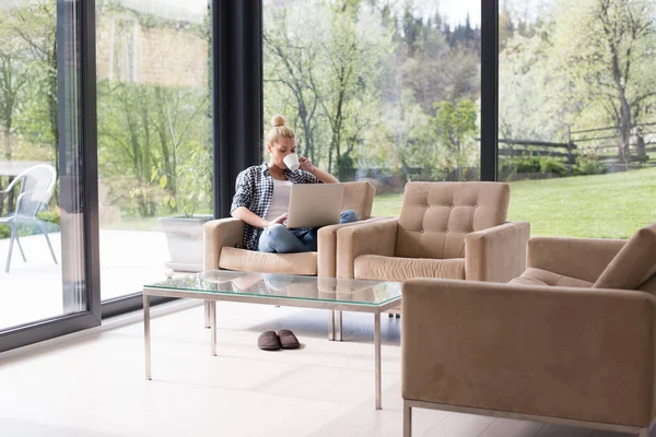 Vrouw drinken koffie genieten van ontspannen levensstijl — Stockfoto