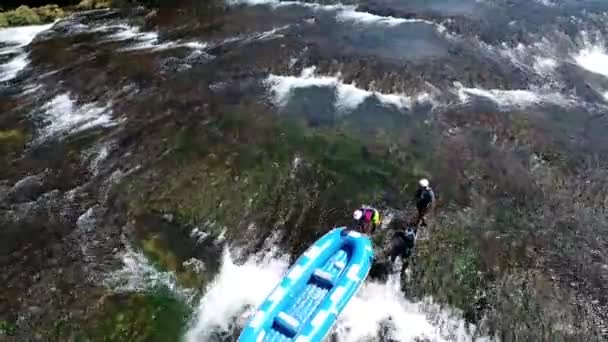 Rafting am Wasserfall mit Süßwasser — Stockvideo