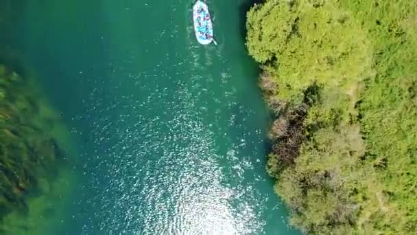 Rafting na vodopád s čerstvou vodou — Stock video