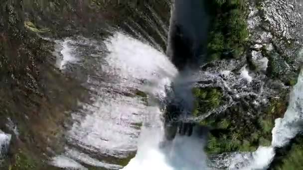 Cascade avec de l'eau douce — Video