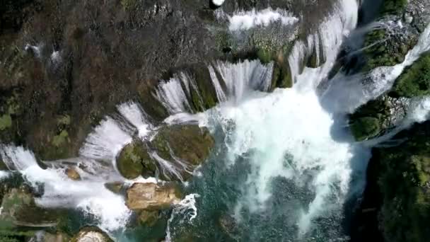 Водопад с пресной водой — стоковое видео