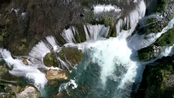 Водопад с пресной водой — стоковое видео