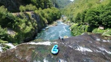 temiz su ile şelale, rafting