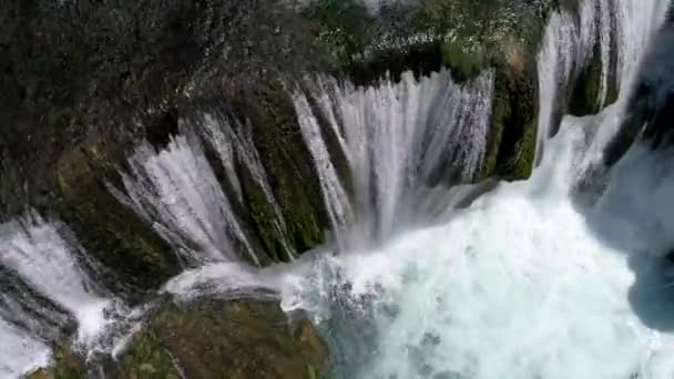 Водопад с пресной водой — стоковое видео