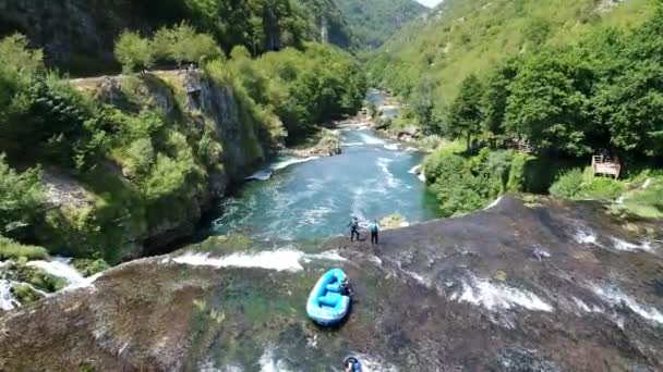 Rafting na vodopád s čerstvou vodou — Stock video