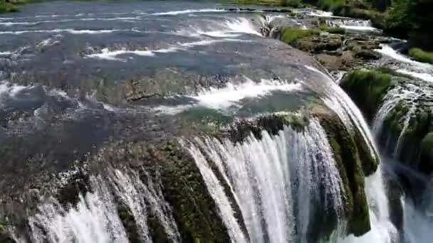 Wasserfall mit frischem Wasser — Stockvideo