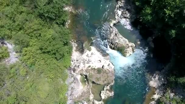 Водопад с пресной водой — стоковое видео