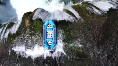 temiz su ile şelale, rafting