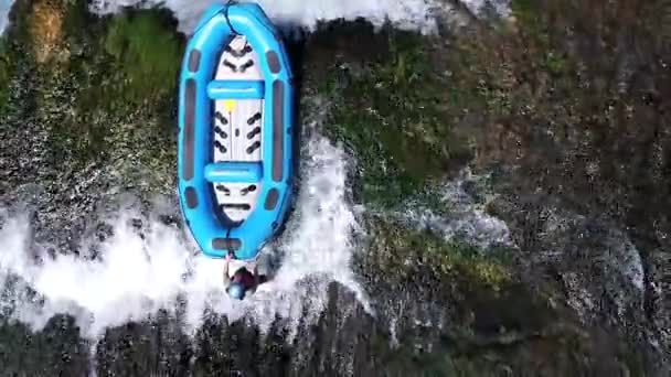 Rafting en cascada con agua dulce — Vídeo de stock