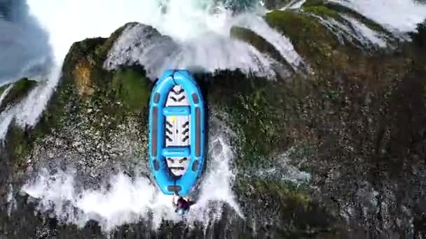 Rafting en cascada con agua dulce — Vídeo de stock