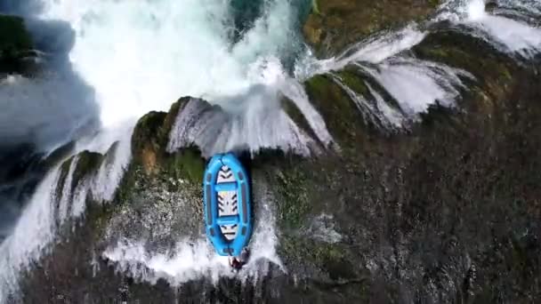 Rafting am Wasserfall mit Süßwasser — Stockvideo