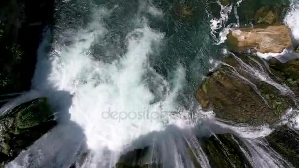 Cascade avec de l'eau douce — Video