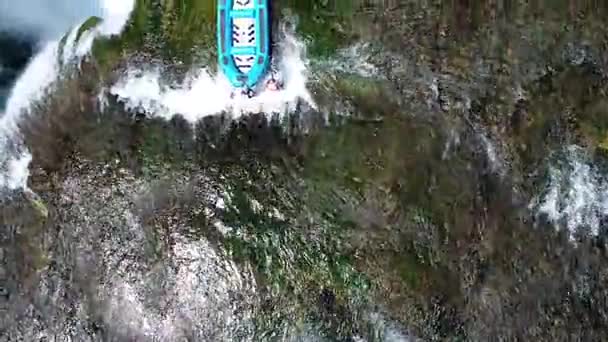 Rafting at waterfall with fresh water — Stock Video