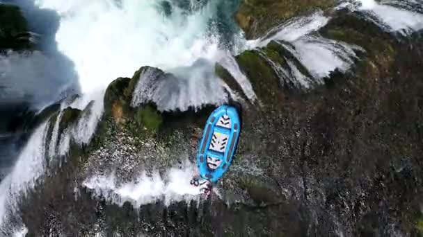 Temiz su ile şelale, rafting — Stok video