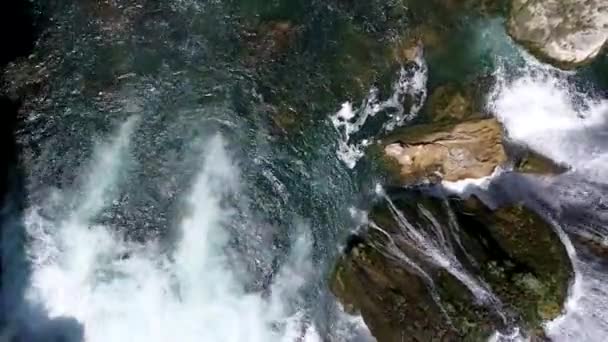 Водопад с пресной водой — стоковое видео