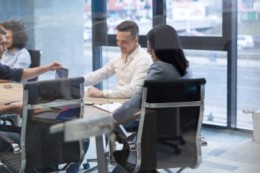 Modern ofis binasında Girişim İş Takımı Toplantısı