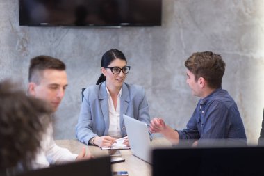 Modern ofis binasında Girişim İş Takımı Toplantısı