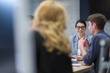 Modern ofis binasında Girişim İş Takımı Toplantısı