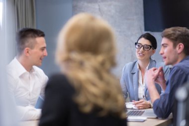 Modern ofis binasında Girişim İş Takımı Toplantısı
