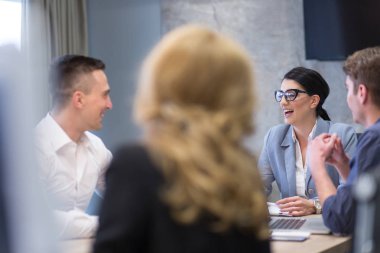 Modern ofis binasında Girişim İş Takımı Toplantısı