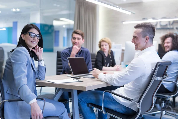 Startup Business Team en una reunión en un moderno edificio de oficinas — Foto de Stock