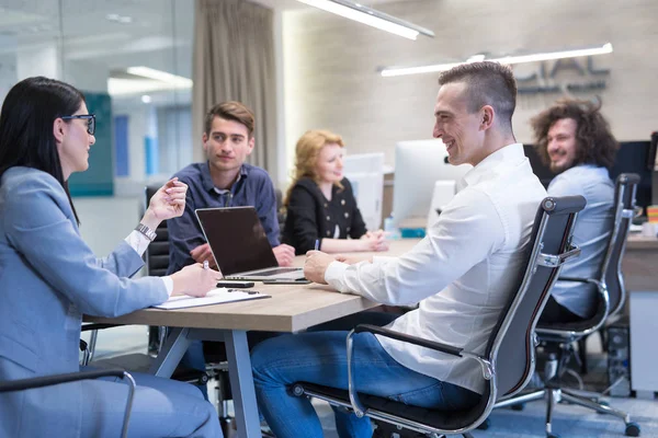 Modern ofis binasında Girişim İş Takımı Toplantısı