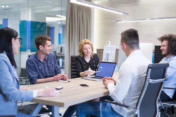 Startup Business Team At A Meeting at modern office building — Stock Photo, Image