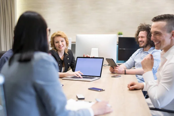 Startup Business Team en una reunión en un moderno edificio de oficinas — Foto de Stock