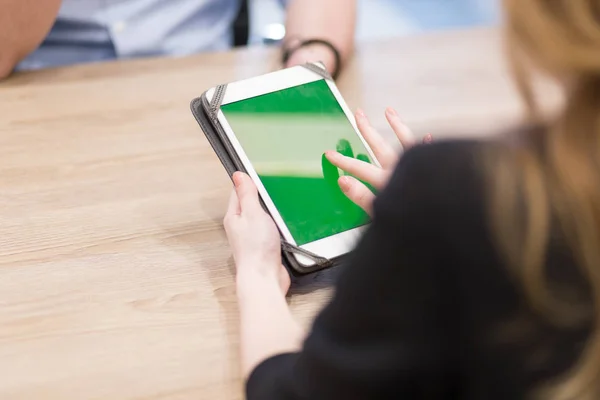 Geschäftsfrau mit Tablet — Stockfoto