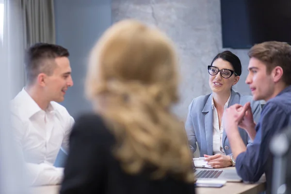 Startup Business Team Em uma reunião no prédio de escritórios moderno — Fotografia de Stock