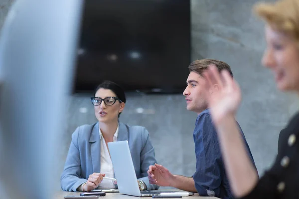 Startup Business Team På ett möte i modern kontorsbyggnad — Stockfoto