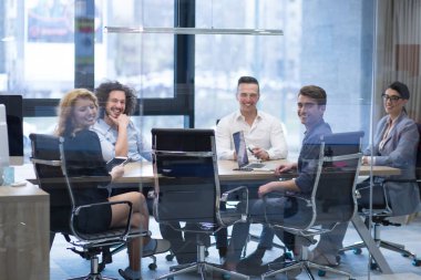 Başlangıç iş takım modern ofis binasındaki toplantıda