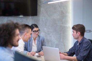 Modern ofis binasında Girişim İş Takımı Toplantısı